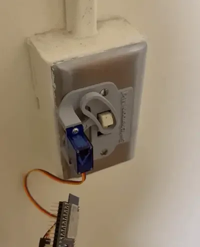 Switcherooni Mk3 attempting to flick a light switch over BLE